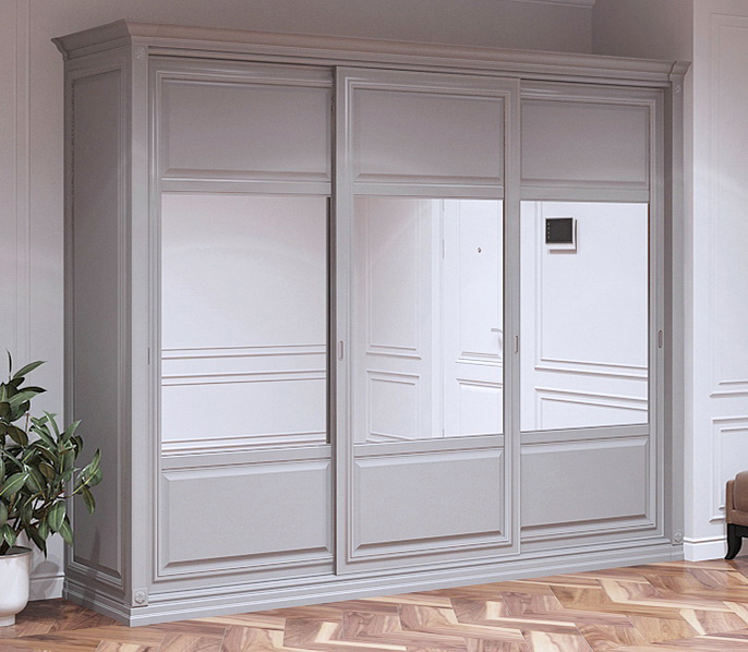 Трёхдверный шкаф-купе в прихожую в классическом стиле