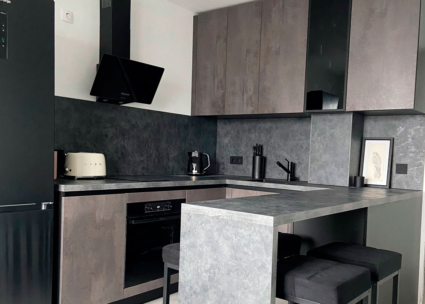 Кухня в стиле лофт и вместительный шкаф для новостройки в Санкт-Петербурге