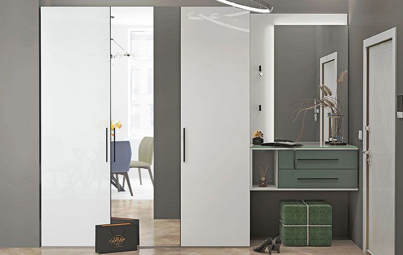 Распашной шкаф в прихожую с зеркалом