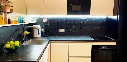 Черно-белая кухня для хлебосольной хозяйки