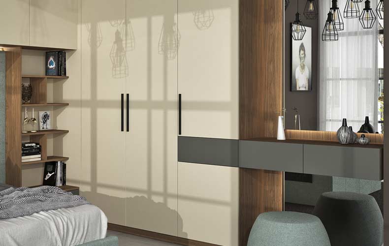 Шкаф в спальню на три створки