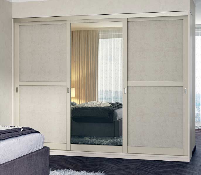 Трехдверный шкаф-купе в спальню