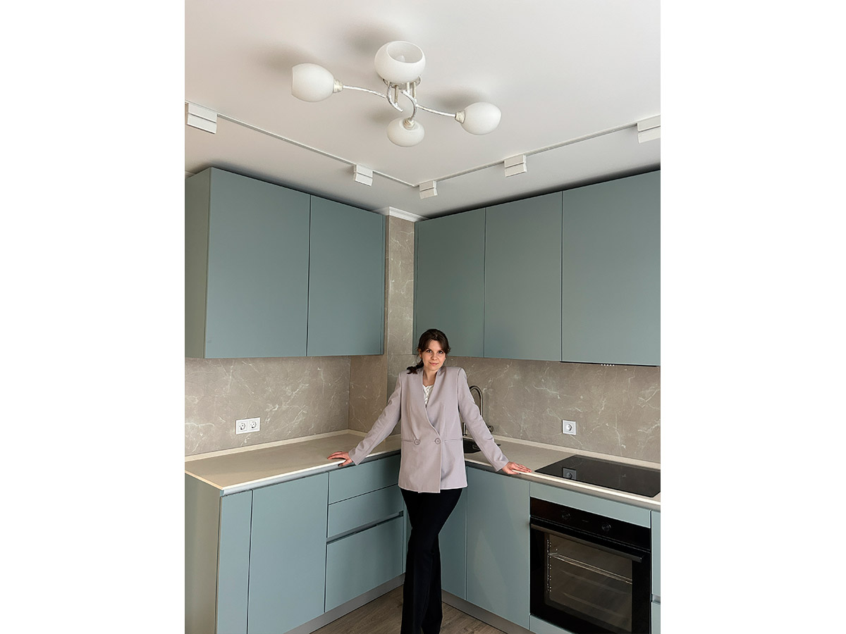 Угловая кухня и большая прихожая для молодой московской семьи в двухкомнатной квартире