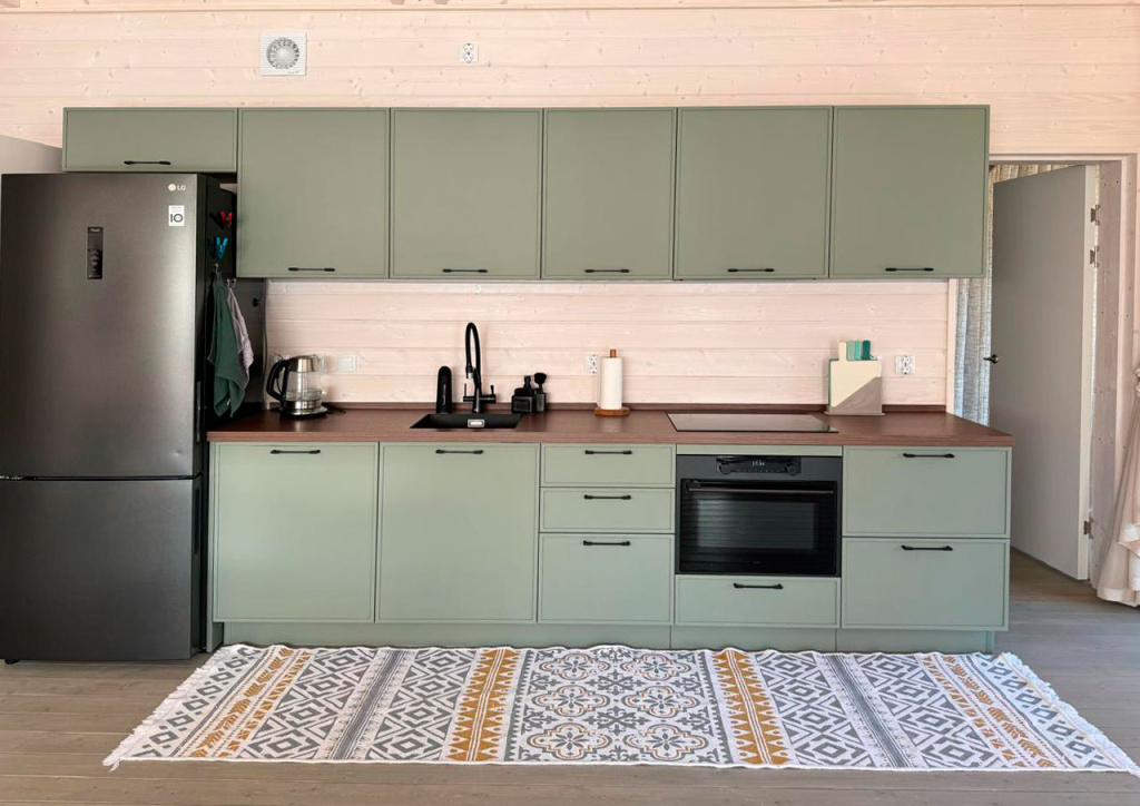 Компактная кухня в просторном загородном экодоме - фото №5