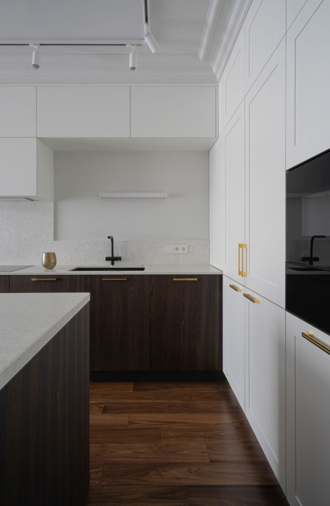 Неакцентная кухня в яркой квартире для молодой пары - фото №8