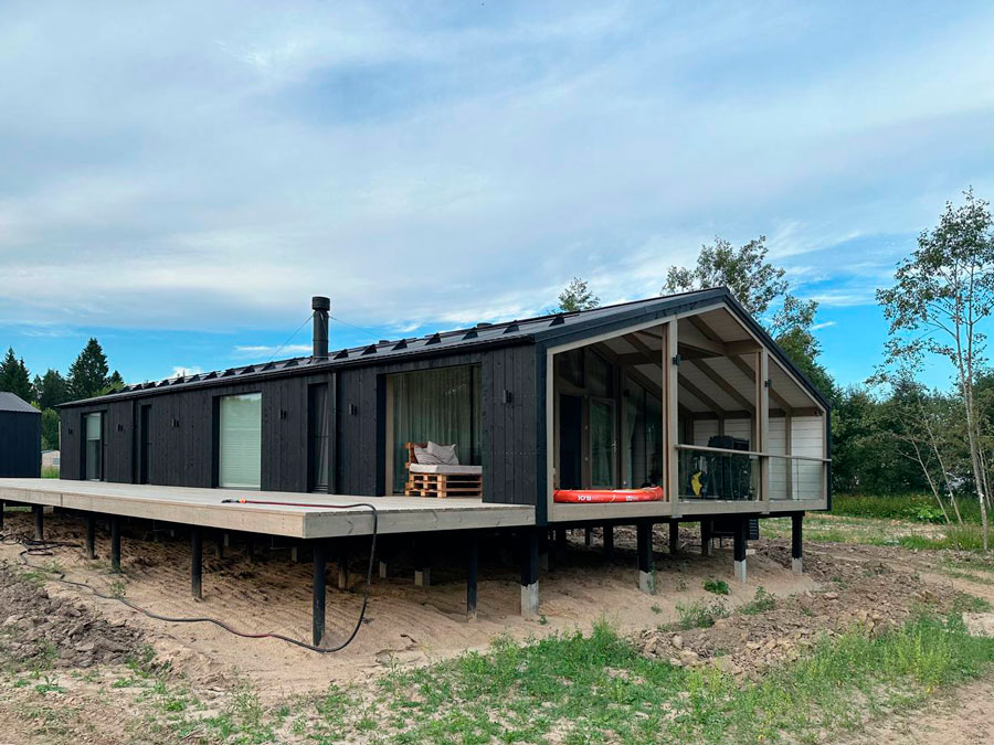 Компактная кухня в просторном загородном экодоме - фото №1