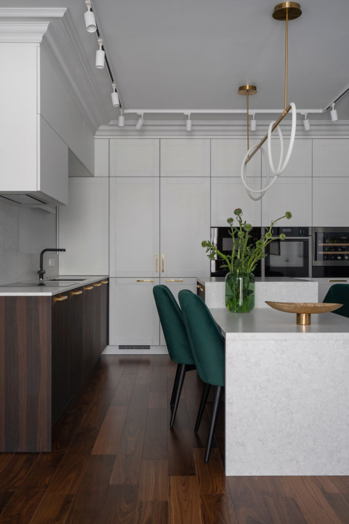 Неакцентная кухня в яркой квартире для молодой пары - фото №7