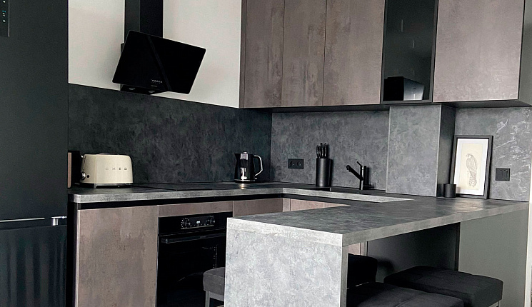 Кухня в стиле лофт и вместительный шкаф для новостройки в Санкт-Петербурге