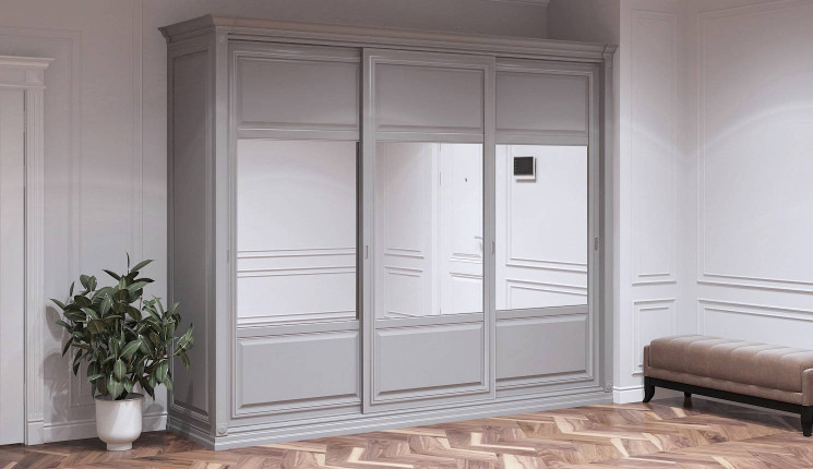 Трёхдверный шкаф-купе в прихожую в классическом стиле