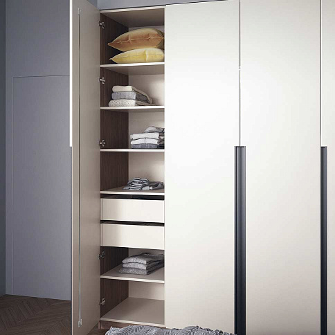 Распашной белый шкаф в спальню - детальное фото № 3