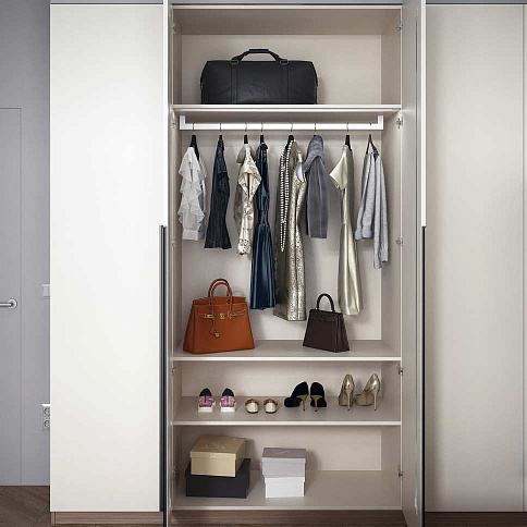 Распашной белый шкаф в спальню - детальное фото № 2