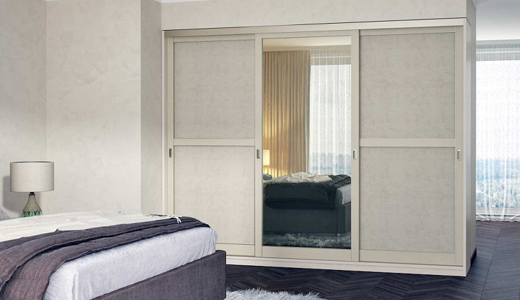 Трехдверный шкаф-купе в спальню