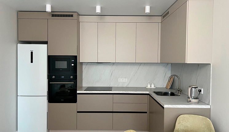 Угловая кухня в московской новостройке