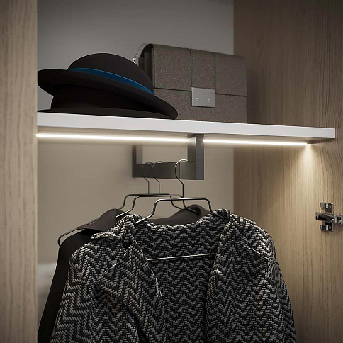 Белый шкаф на балкон со стеллажом - детальное фото № 4