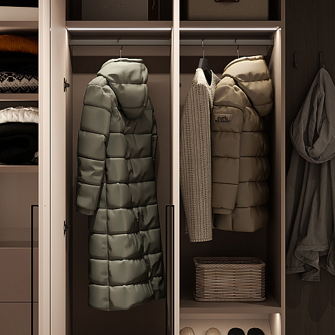 Трёхдверный распашной шкаф с зеркалом в прихожую - детальное фото № 4