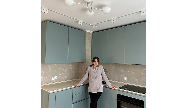 Угловая кухня и большая прихожая для молодой московской семьи в двухкомнатной квартире